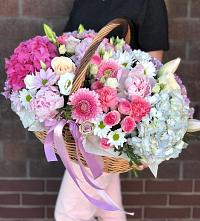 Композиция солнечный день в Уфе Цветочная композиция из Розы, Хризантемы, Пионы и Лизиантусы в корзине в Уфе
