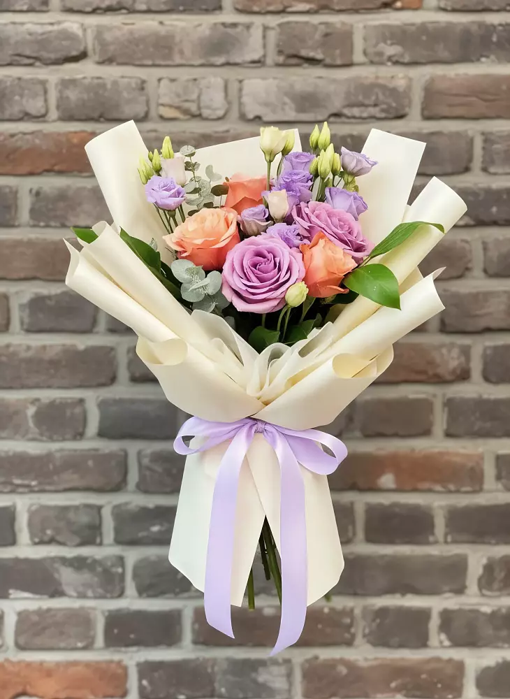 Букет цветов из: Лизиантусы и Розы в Уфе