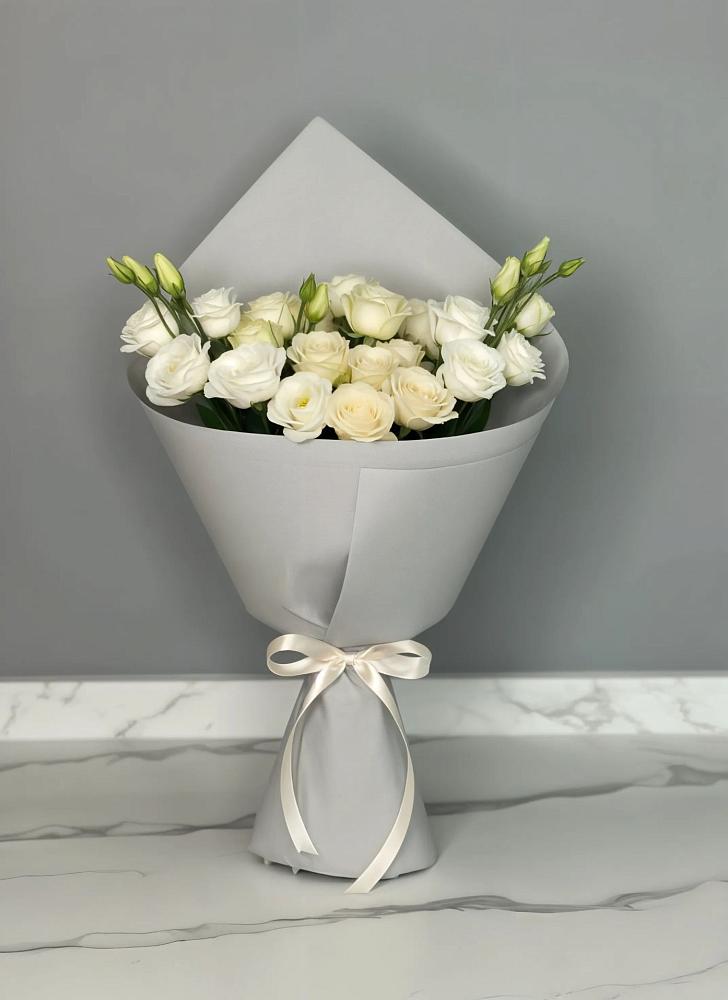 Букет цветов из: Розы и Лизиантусы в Уфе